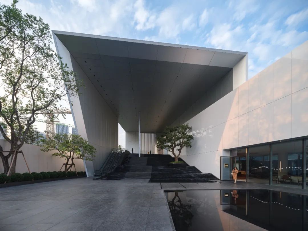 公園中的美術(shù)館：超白玻璃+鋁板的外立面設(shè)計(jì)，簡(jiǎn)潔的美感。